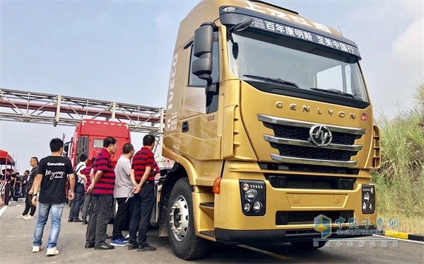 SAIC Hongyan and Cummins Jointly Rolls Out a New Jieshi Truck for Customers